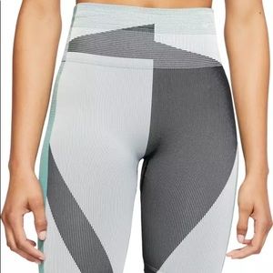 NikeWomen's Icon Clash Seamless 8'' TrainingShorts